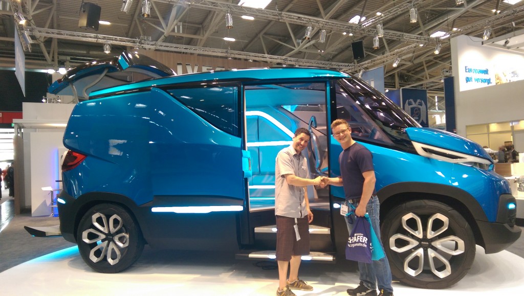 Shake-Hands am Messestand von IVECO