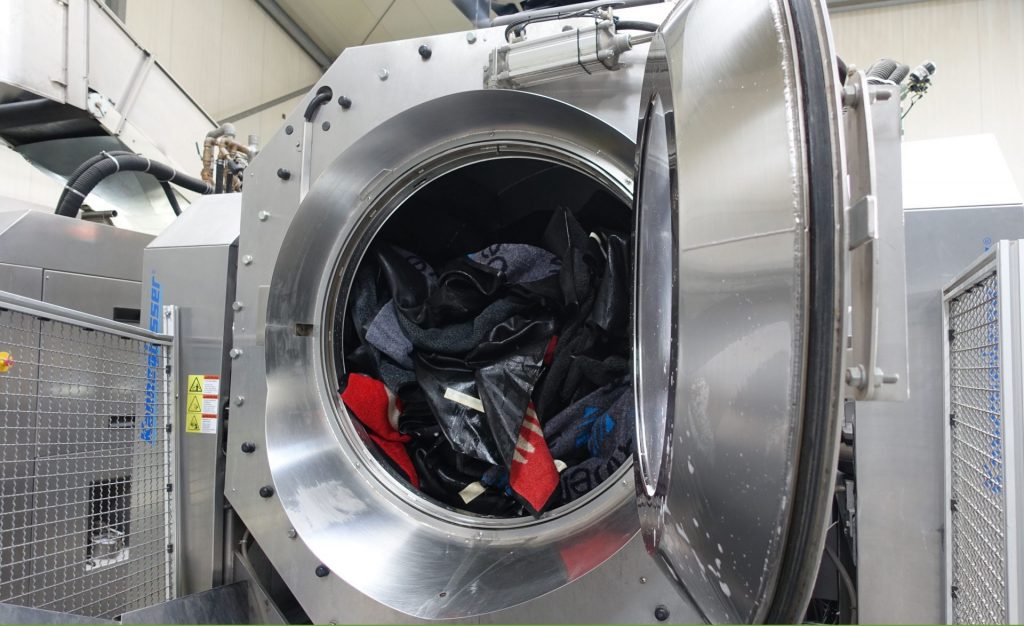 Waschschleudermaschine beim Entladen der Matten nach der Wäsche