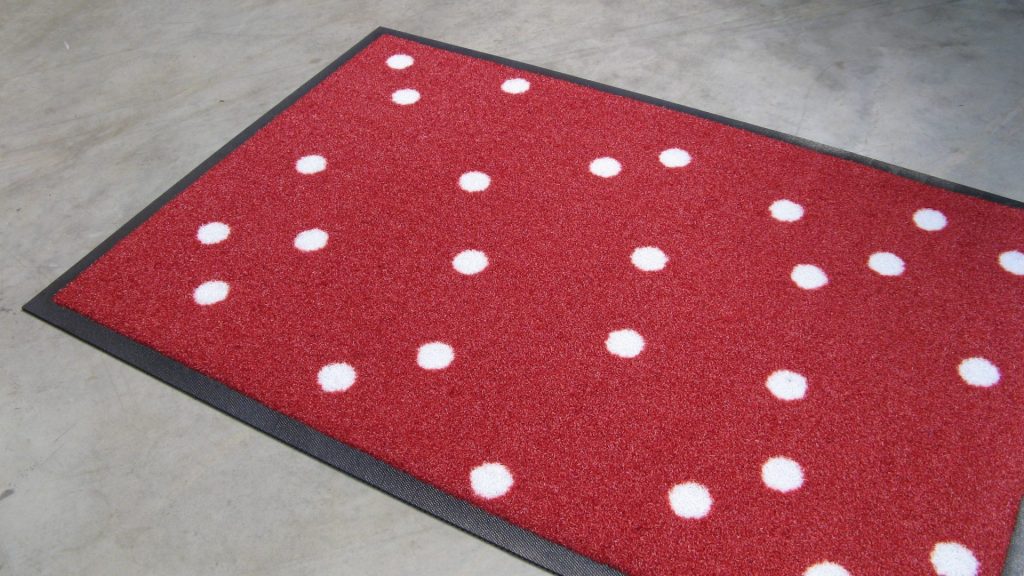 Bedruckte Fußmatte für den Außenbereich - rot mit weißen Punkten