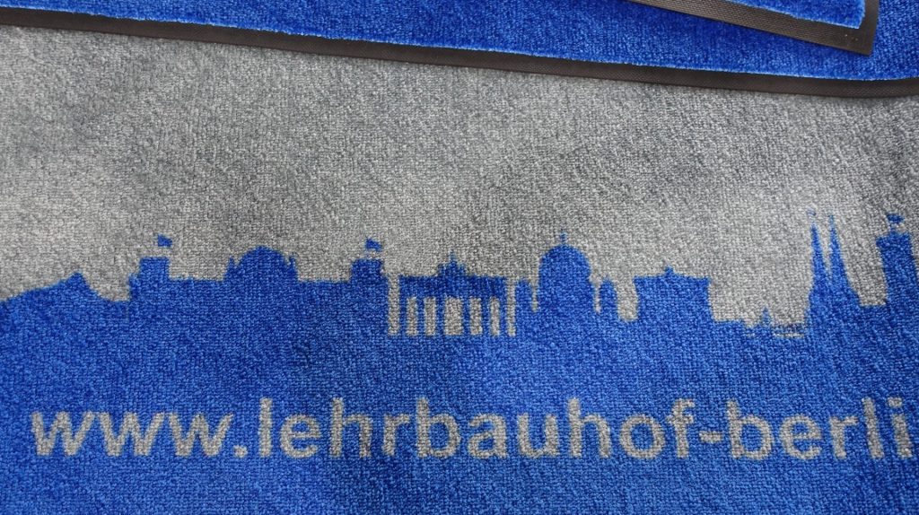 Bedruckte Matte mit Stadtsilhouette