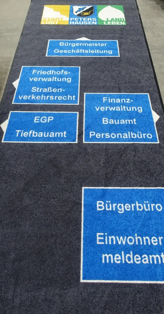 Logomatte mit Leitsystem Hinweisen im Bürgerbüro