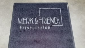 Individuelle Logomatte für Friseursalon