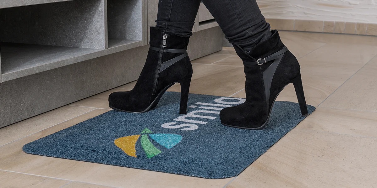 ARBEITSPLATZMATTE "Happy Feet Logo" - Hochwertige Schmutzfangmatte von Schäfer Matten